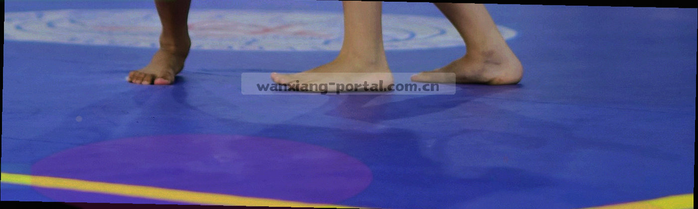 深色底上的刻度与光点组成的版本时间轴纹理