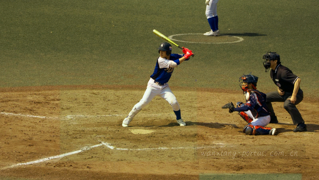 手机、平板与笔记本电脑并排展示同一入口的自适应布局